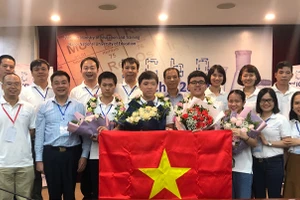 4 thí sinh đoạt Huy chương Vàng Olympic Hóa học quốc tế 2020 chụp ảnh lưu niệm cùng Đoàn học sinh Việt Nam.