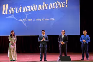 Phó Thủ tướng Vũ Đức Đam, Bộ trưởng Bộ GD&ĐT Phùng Xuân Nhạ chia sẻ với cán bộ, giảng viên, sinh viên Trường ĐH sư phạm Hà Nội.