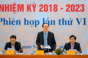 Bộ trưởng Bộ GD&ĐT Phùng Xuân Nhạ, Chủ tịch Hội đồng GSNN nhiệm kỳ 2018-2023 Phùng Xuân Nhạ chủ trì phiên họp.