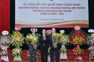 PGS Huỳnh Quyết Thắng, PGS Hoàng Minh Sơn (phải và trái ảnh) tại buổi lễ.