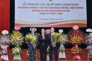 PGS Huỳnh Quyết Thắng, PGS Hoàng Minh Sơn (phải và trái ảnh) tại buổi lễ.