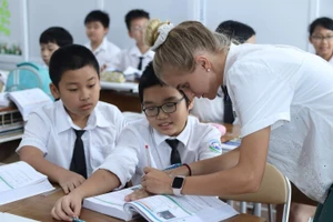 Học sinh Trường Newton Grammar School - một cơ sở thuộc Tổ chức Giáo dục Equest.