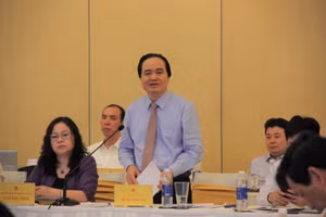Bộ trưởng Bộ GD&ĐT Phùng Xuân Nhạ phát biểu tại buổi làm việc.