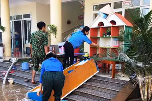 Thầy cô vệ sinh trường lớp sau lũ dữ. Ảnh: Trường mầm non Cẩm Vịnh, Cẩm Xuyên, Hà. Tĩnh