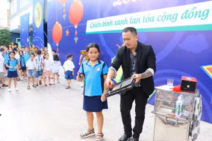 Học sinh hào hứng khi được mời lên sân khấu tham gia vào các tiết mục ảo thuật.