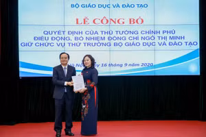 Bộ trưởng Bộ GD&ĐT Phùng Xuân Nhạ thừa ủy quyền Thủ tướng Chính phủ trao Quyết định cho tân Thứ trưởng Ngô Thị Minh.