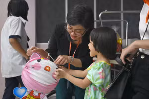 Vẻ rạng rỡ của trẻ khi được hướng dẫn làm đèn lồng.