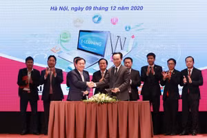 Thứ trưởng Bộ GD&ĐT Hoàng Minh Sơn và đại diện lãnh đạo Viettel ký thỏa thuận hợp tác.