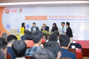 Giáo sư Christopher Jeffery - Giám đốc Học vụ Trường ĐH Anh quốc Việt Nam, tiến sĩ Hoàng Việt Hà - Giám đốc Swinburne Việt Nam chia sẻ tại chương trình.