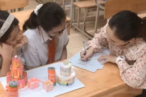 Giáo viên hướng dẫn các nhóm học sinh hoàn thành dự án Gmaths.