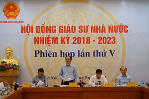 Bộ trưởng Bộ GD&ĐT, Chủ tịch Hội đồng Giáo sư (GS) nhà nước Phùng Xuân Nhạ phát biểu tại phiên họp. Ảnh: Kim Hiền