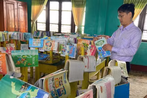 Thầy cô Thừa Thiên Huế phơi sách vở sau mưa lũ.