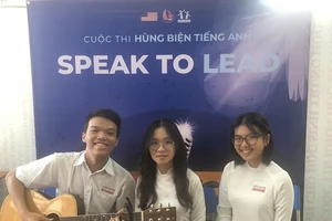 Các thí sinh của đội thi Trường THPT chuyên Thoại Ngọc Hầu - An Giang tự tin thể hiện phần hùng biện.