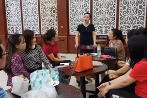 Các đội thi của Trường ĐH Vinh tập luyện, trao đổi chuẩn bị dự thi.