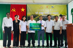 Trao học bổng "Vì em hiếu học" tại Bạc Liêu.