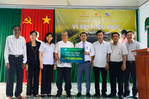 Trao học bổng "Vì em hiếu học" tại Bạc Liêu.