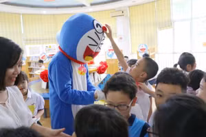 Em nhỏ nào cũng thích thú khi được vây quanh và chạm vào chú mèo máy mình đã yêu thích trong truyện tranh trong lễ kỷ niệm 10 năm thành lập thư viện Fujiko F. Fujio. 