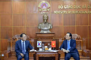 Bộ trưởng Phùng Xuân Nhạ tiếp xã giao Đại sứ Hàn Quốc tại Việt Nam, ông Park Noh Wan.