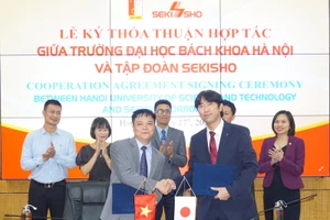 PGS.TS Nguyễn Phong Điền, ông Ebata Hiroyasu thay mặt 2 đơn vị ký kết thỏa thuận hợp tác.