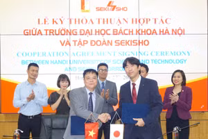 PGS.TS Nguyễn Phong Điền, ông Ebata Hiroyasu thay mặt 2 đơn vị ký kết thỏa thuận hợp tác.