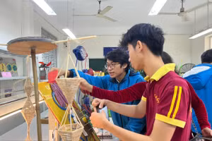 Em Phạm Tiến Đạt, học sinh lớp 11B2 và các bạn trong lớp thuyết trình về mô hình STEAM của mình.