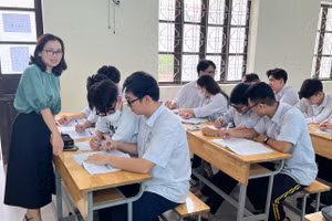 Cô Hiền và học sinh lớp 12A1, Trường THPT Lê Hồng Phong trong giờ ôn luyện.