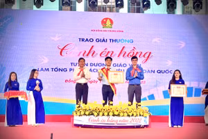 Thầy Hân vinh dự nhận khen thưởng giáo viên Tổng phụ trách tiêu biểu toàn quốc.