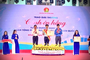 Thầy Hân vinh dự nhận khen thưởng giáo viên Tổng phụ trách tiêu biểu toàn quốc.