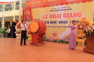 Phó Chủ tịch TP Lê Khắc Nam đánh trống khai giảng tại Trường Khiếm thính Hải Phòng.