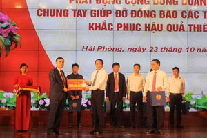 Đại diện các doanh nghiệp tham gia ủng hộ đồng bào miền Trung