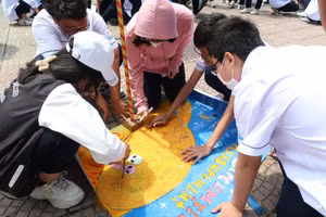 Học sinh Trường THPT Lê Quý Đôn thực hành đo chu vi trái đất vào ngày 23/9 vừa qua.