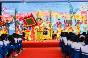 Tiết dạy được khởi động với tiết mục "Lời ru Âu lạc".