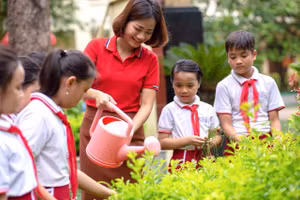 Cô Phượng cùng học trò chăm vườn cây sân trường.