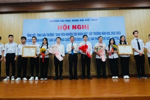 Lãnh đạo Nhà trường trao thưởng cho những sinh viên có sản phẩm khoa học đạt giải Nhất.