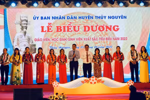 Lãnh đạo Ngành Giáo dục và Huyện Uỷ Thuỷ Nguyên trao thưởng cho giáo viên đạt thành tích xuất sắc.