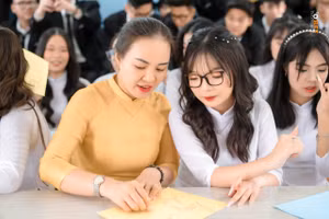 Cô Thắng cùng học trò.