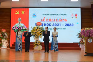 Lãnh đạo TP Hải Phòng tặng hoa chúc mừng Trường Đại học Hải Phòng.