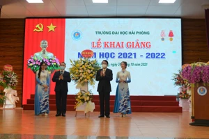 Lãnh đạo TP Hải Phòng tặng hoa chúc mừng Trường Đại học Hải Phòng.