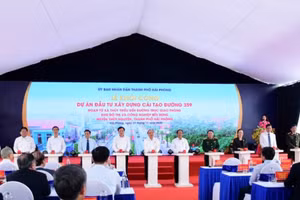 Thủ tướng Chính Phủ Nguyễn Xuân Phúc cùng các đại biểu nhấn nút khởi công dự án.