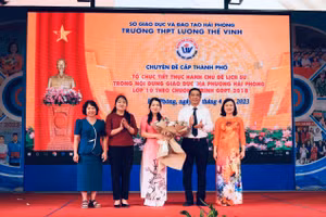 Lãnh đạo Sở GD&ĐT Hải Phòng tặng hoa cô giáo Nguyễn Thị Yến.