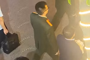 Lực lượng chức năng bắt giữ ông Nguyễn Đình Dương (áo xanh góc phải) vào tối 13/3.