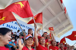 Cổ động viên Hải Phòng "cháy hết mình" trên khán đài.