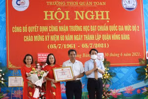 Phó Chủ tịch UBND TP Hải Phòng Lê Khắc Nam trao Bằng công nhận trường học đạt chuẩn quốc gia mức độ 2 cho Trường THCS Quán Toan