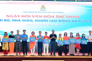 Lãnh đạo Sở GD&ĐT Hải Phòng, Công đoàn ngành trao giải cho cán bộ, giáo viên, nhân viên.