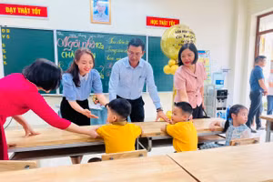 Ông Bùi Văn Kiệm - Giám đốc Sở GD&ĐT Hải Phòng kiểm tra công tác chuẩn bị năm học mới tại Trường Tiểu học Lê Hồng Phong, quận Ngô Quyền.