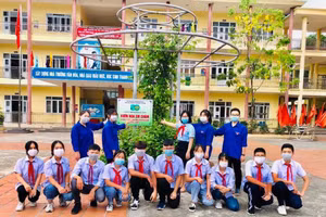 Học sinh Trường THCS Bái Tử Long, TP Cẩm Phả, tỉnh Quảng Ninh bên "Vườn hoa em chăm" 