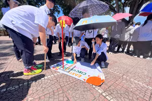 Hơn 600 học sinh lớp 10, Trường THPT Lê Quý Đôn tham gia đo chu vi trái đất.