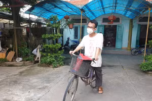 Với chiếc xe đạp cũ, Dương vượt hơn 30 km đường để đến điểm thi