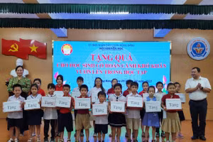 Nhiều học sinh của quận Hồng Bàng được tặng thưởng nhân Ngày hội khuyến học năm 2022.