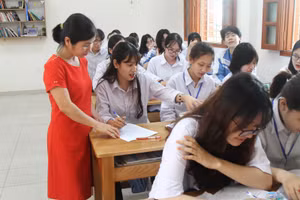 Cô Huyền hướng dẫn học sinh ôn tập môn GDCD.